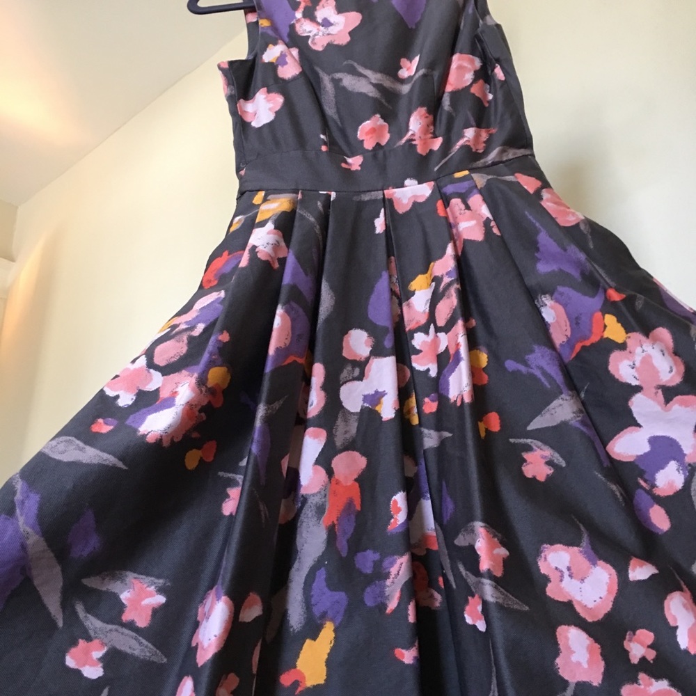 Dresses - Picture 3 of 6